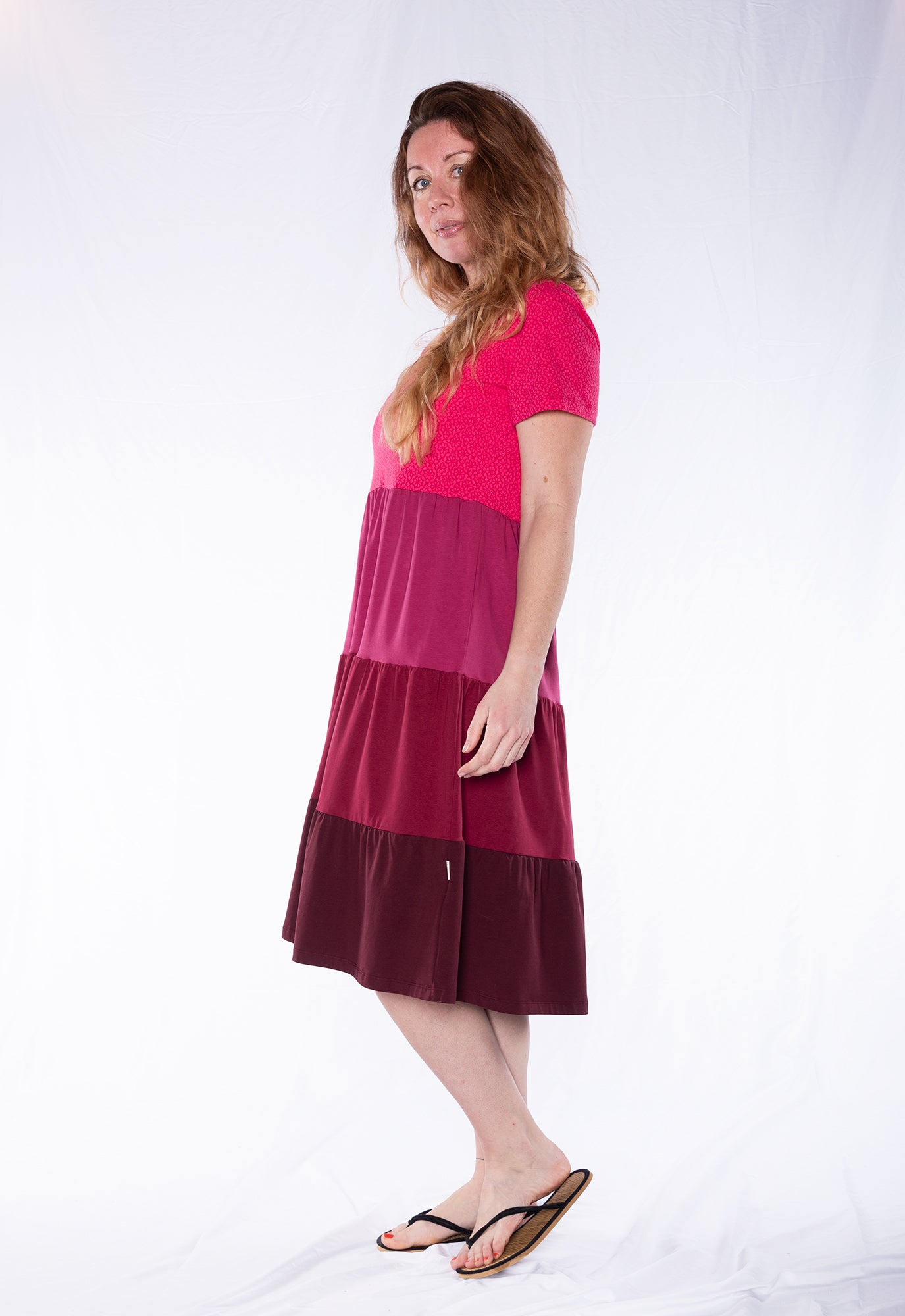 Langes Stufenkleid mit V-Ausschnitt - S24Dress-G12