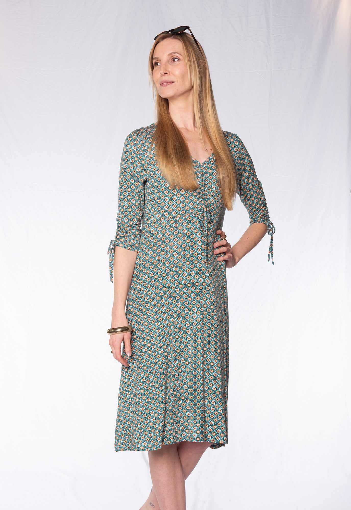 Kleid mit Zierbändern an Brust und Ärmeln - S24Dress-V4