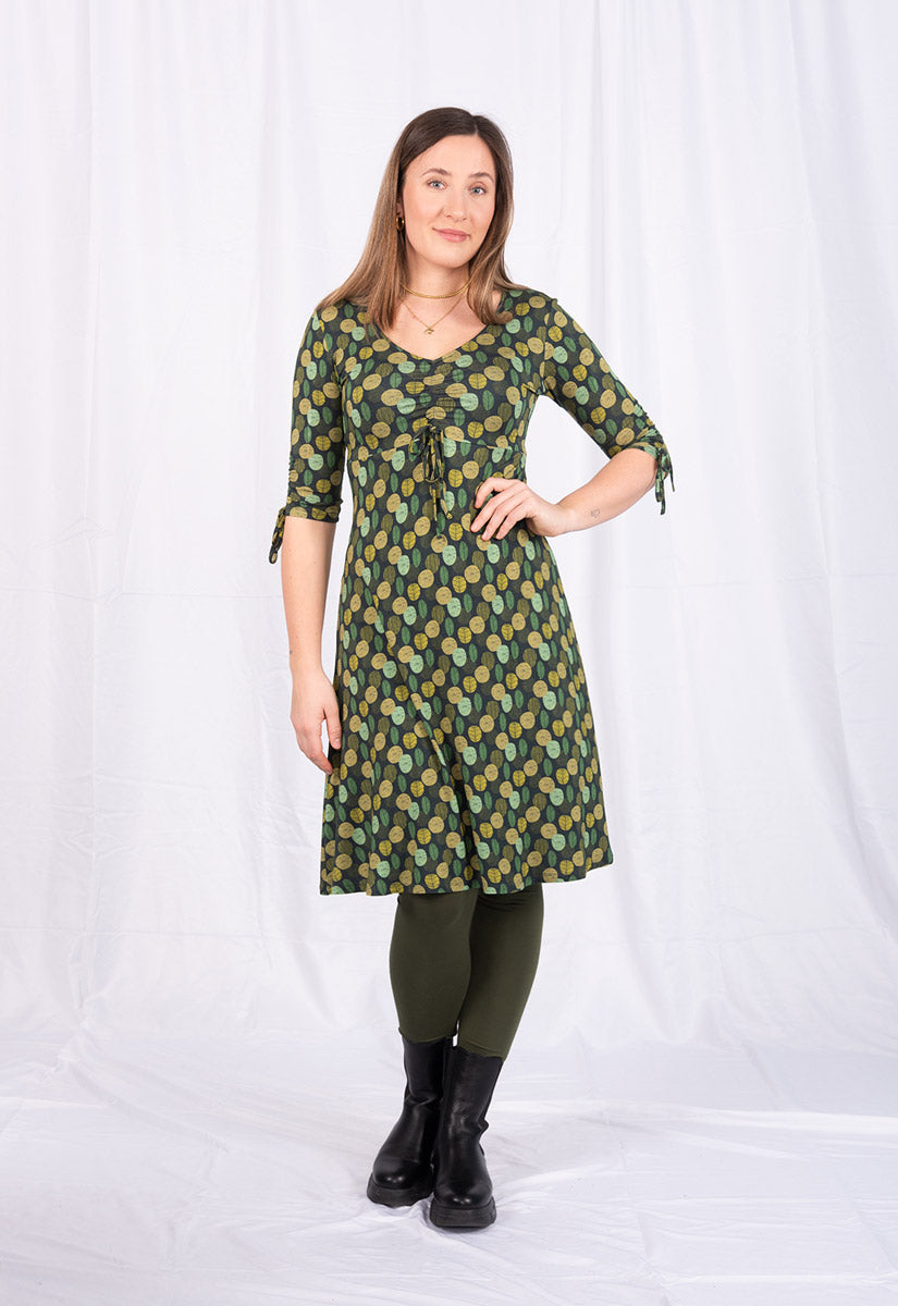 Kleid mit V-Ausschnitt, halblangen Ärmeln und Zierbändern - VD01W23