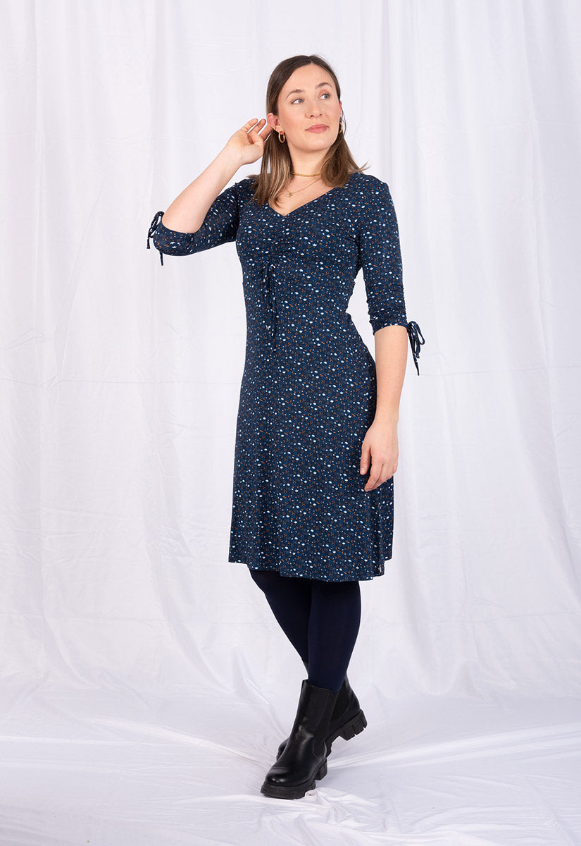 Kleid mit V-Ausschnitt, halblangen Ärmeln und Zierbändern - VD01W23